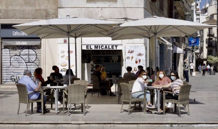 Varias personas en una terraza de Valencia / ROBER SOLSONA - EUROPA PRESS