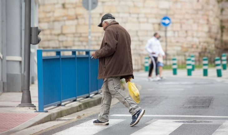 Una persona fumando por la calle en una imagen de archivo