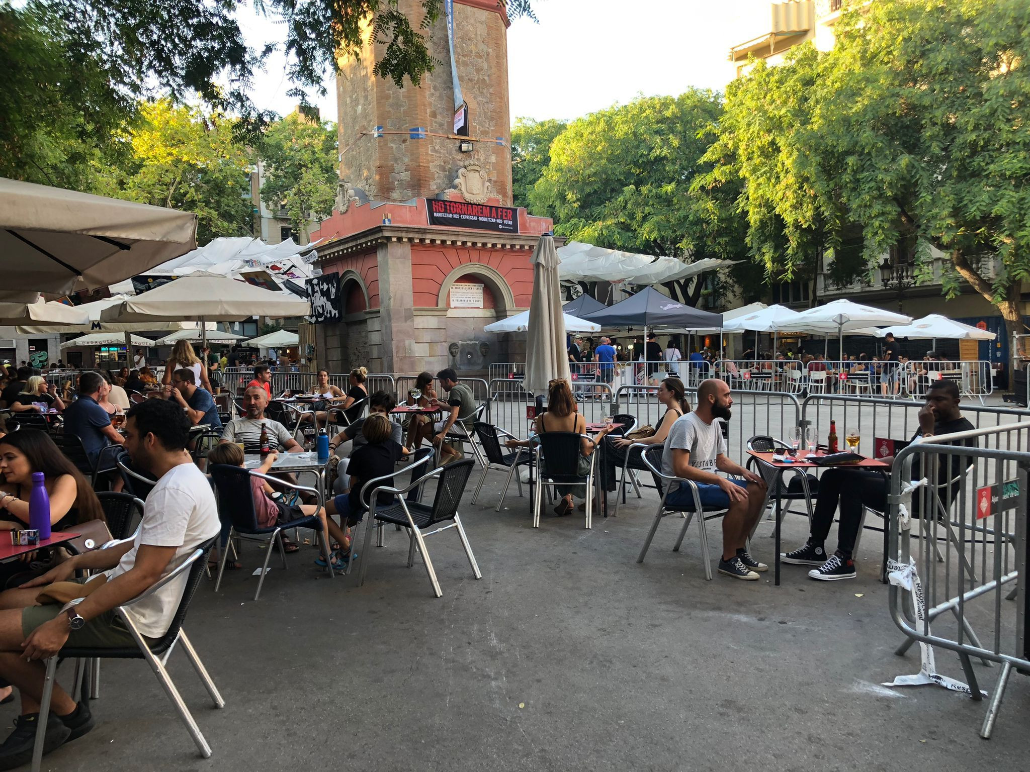 Ambiente en las terrazas de la plaza de la Vila de Gràcia en verano / METRÓPOLI