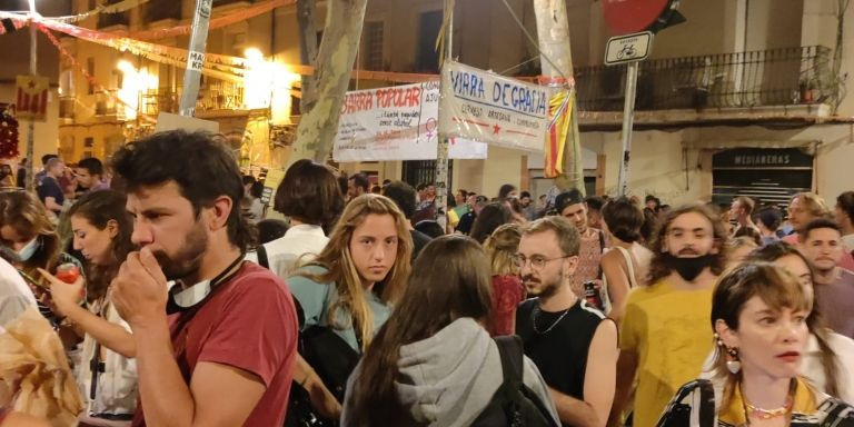 Ambiente en la plaza del Raspall durante la madrugada de este miércoles / METRÓPOLI