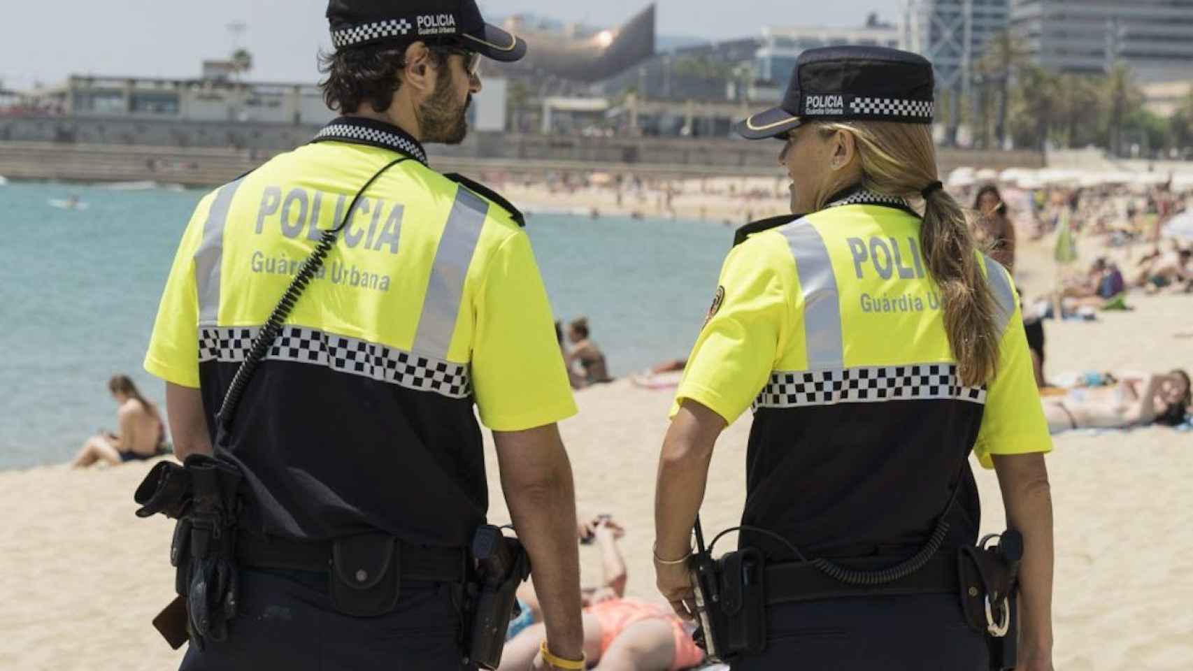 Dos agentes de la Guardia Urbana vigilan la playa / AYUNTAMIENTO DE BARCELONA