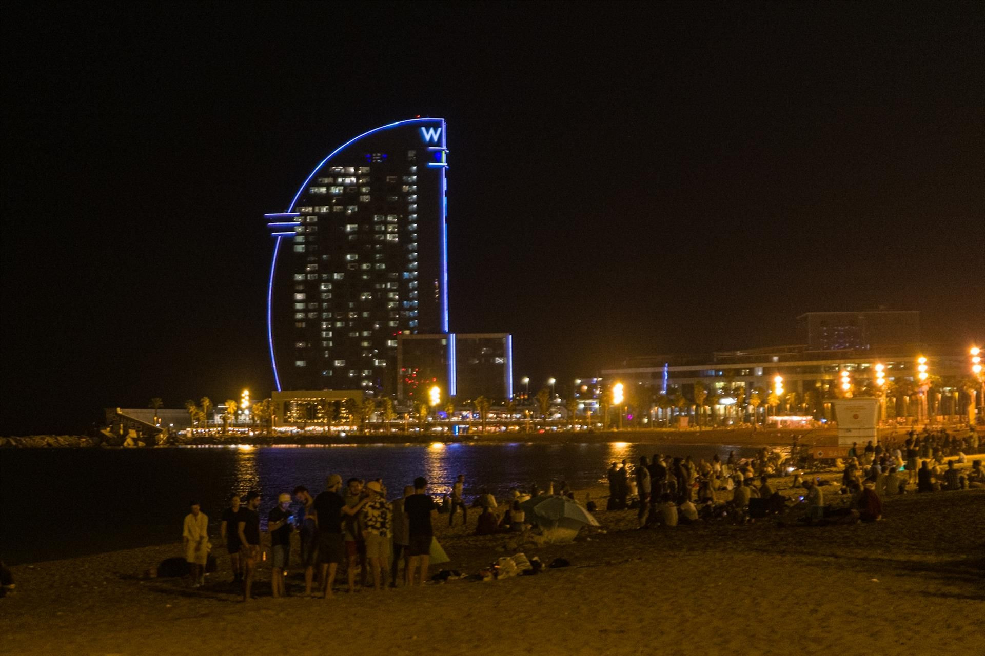 Varios grupos de jóvenes en la playa de la Barceloneta / EUROPA PRESS