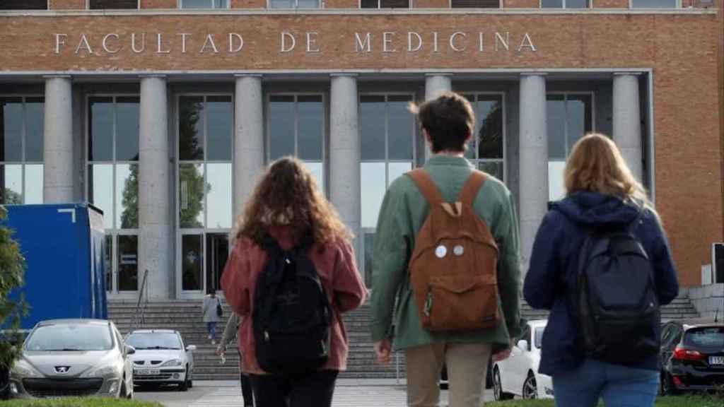 Tres alumnos caminan hacia la Facultad de Medicina / EFE