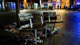 Aspecto de las calles de Gràcia tras una noche de botellones / EFE - Quique García