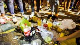 Suciedad generada por jóvenes en uno de los botellones de Barcelona / ARCHIVO