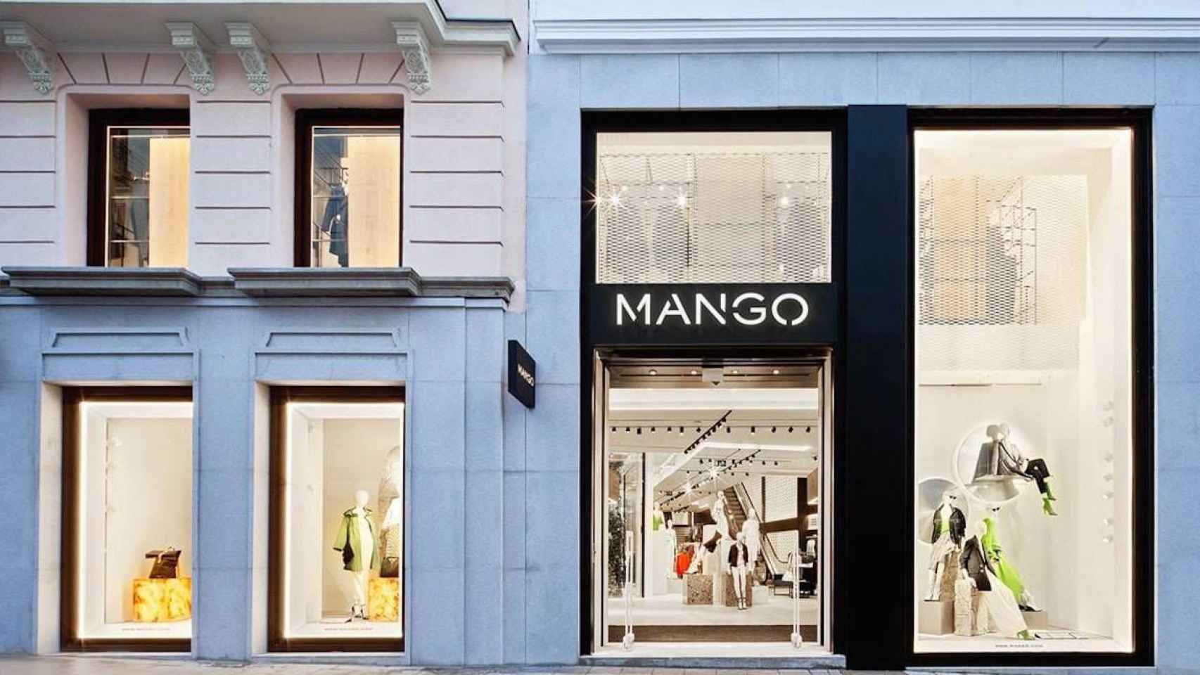 Exterior de un comercio de Mango, la firma barcelonesa creada por Isak Andic