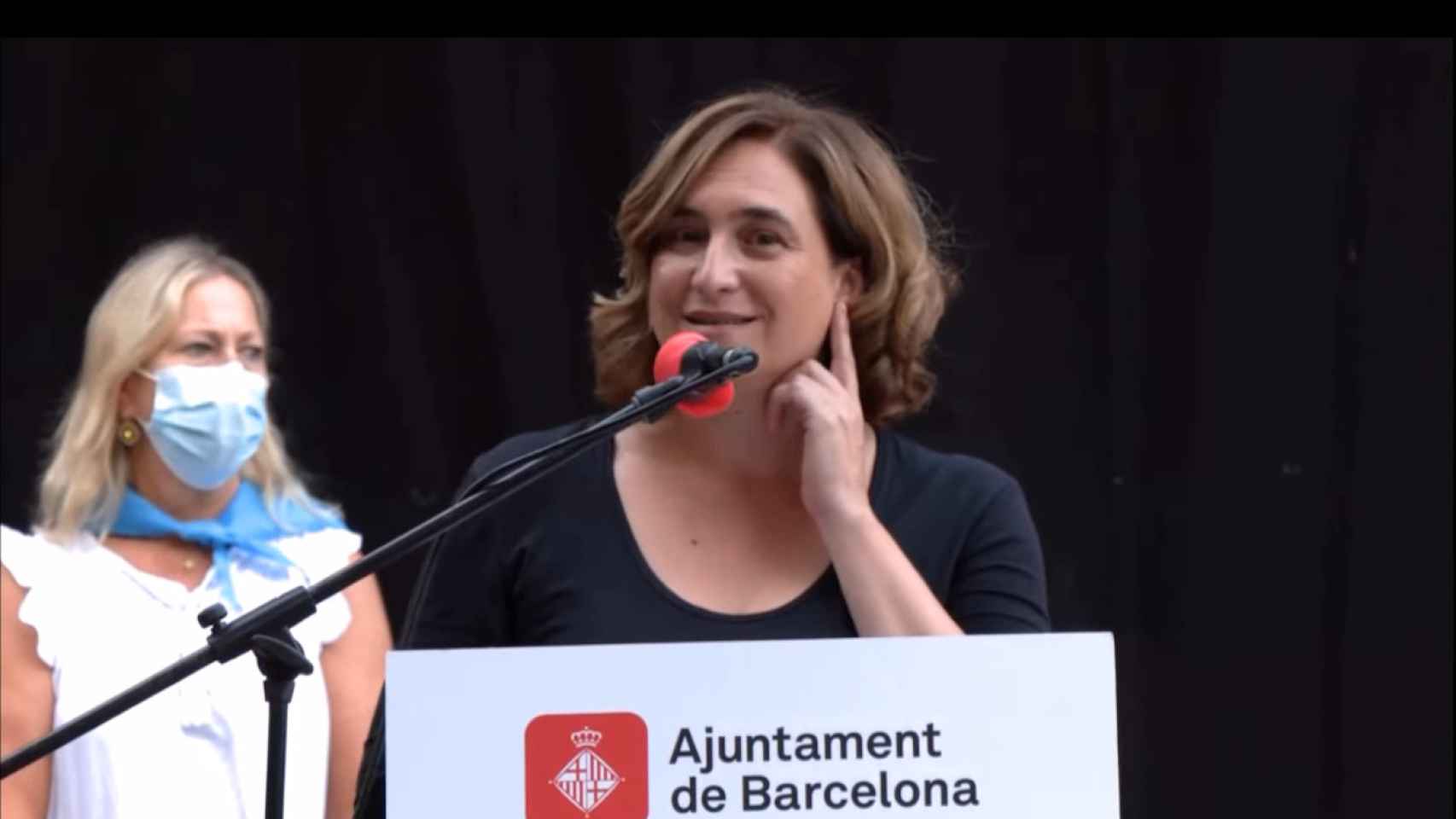 Colau durante el abucheo en la Fiesta Mayor de Sants / AJUNTAMENT DE BARCELONA