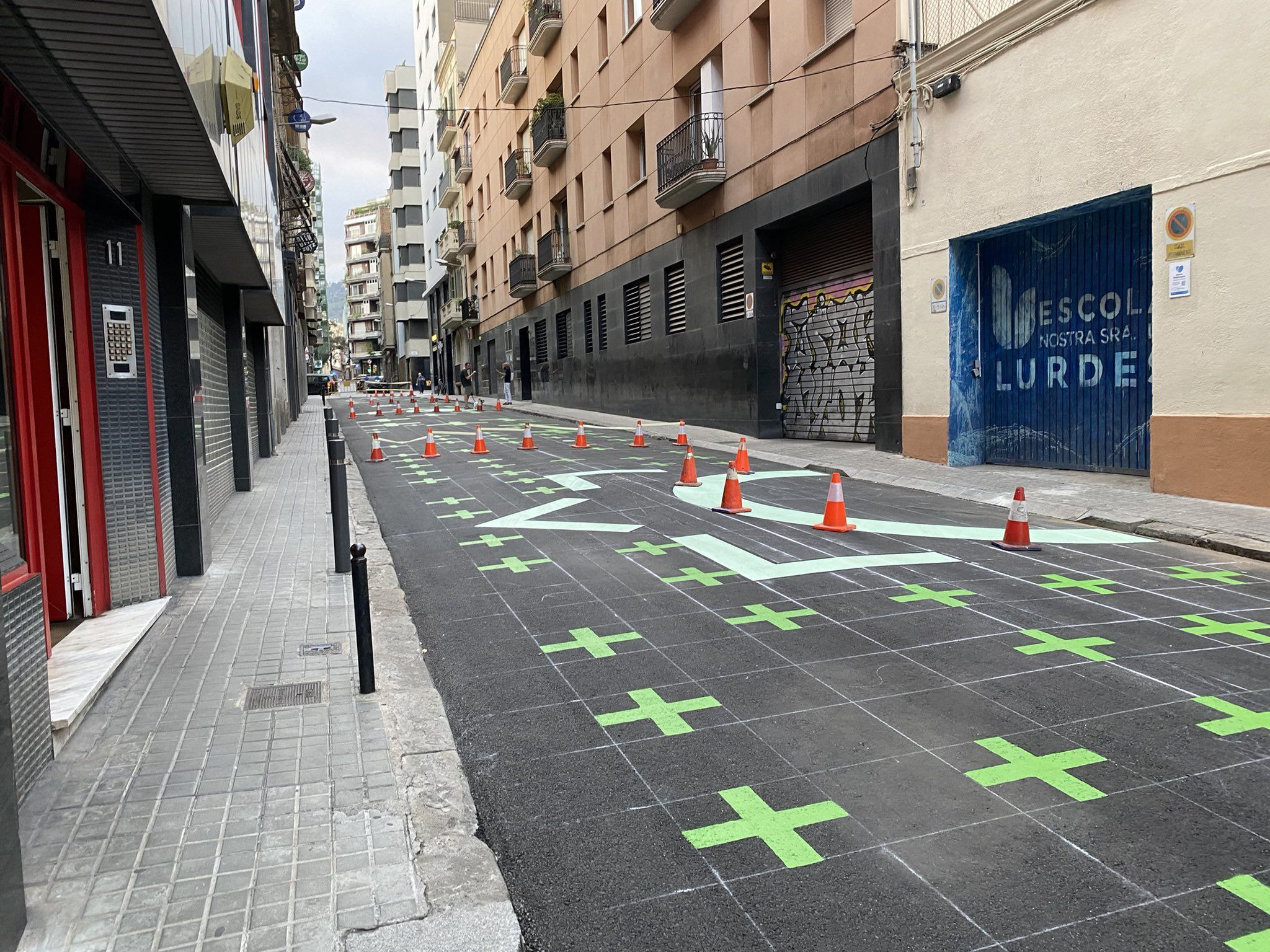 Cruces pintadas en la calle Lincoln de Barcelona / TWITTER - @ADRIME53