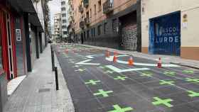 Cruces pintadas en la calle Lincoln de Barcelona / TWITTER - @ADRIME53