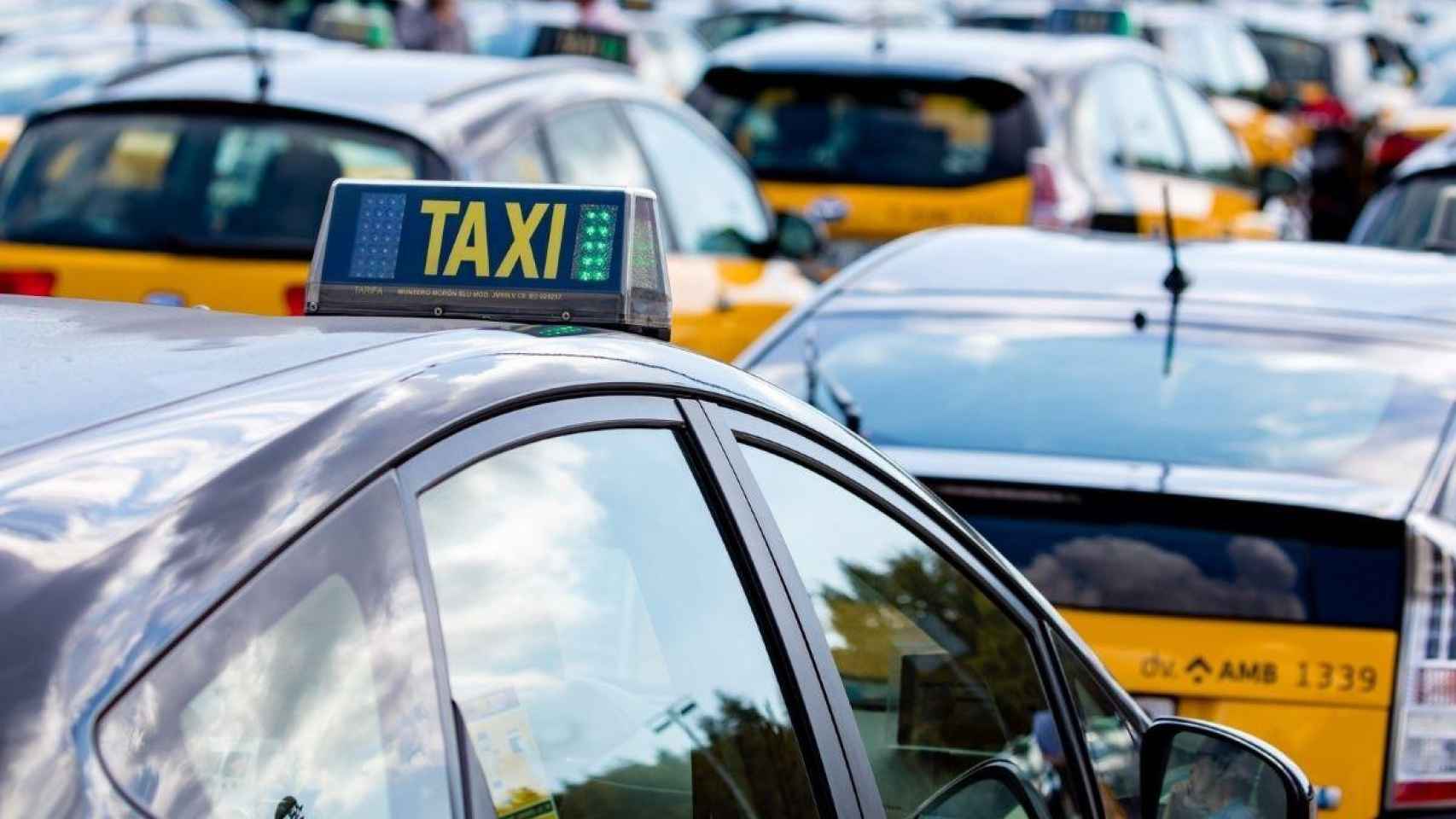 Numerosos taxis en Barcelona / EUROPA PRESS