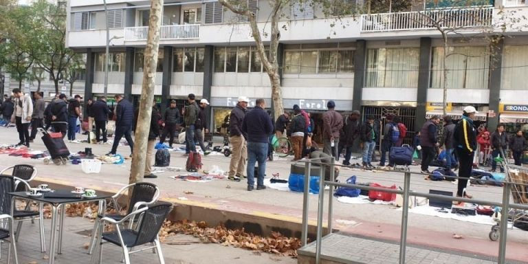 Decenas de vendedores del mercado de la miseria, en la ronda de Sant Antoni / MA