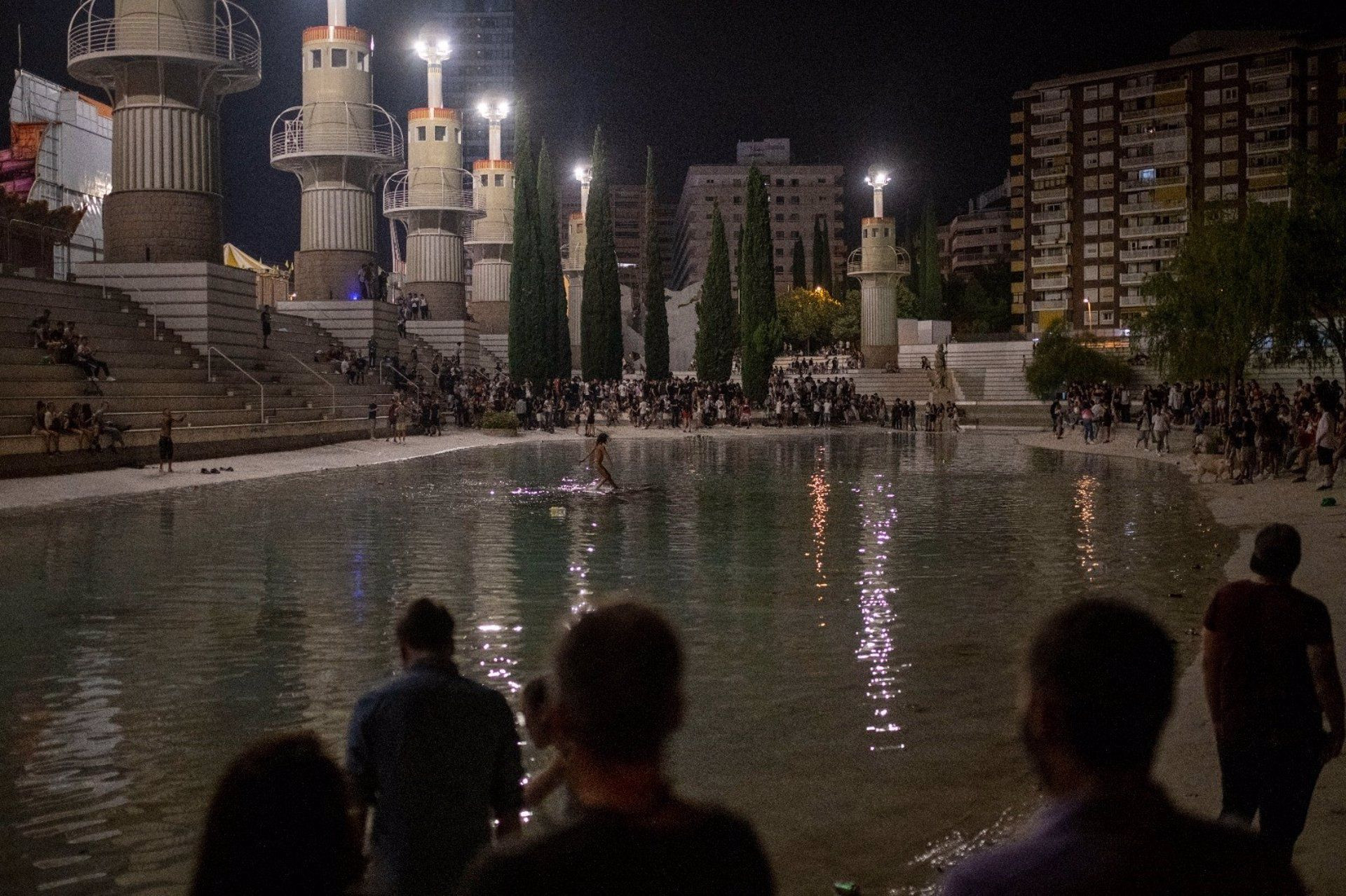 Aglomeraciones en el parque de la Espanya Industrial en la primera noche de las fiestas del barrio de Sants / EUROPA PRESS