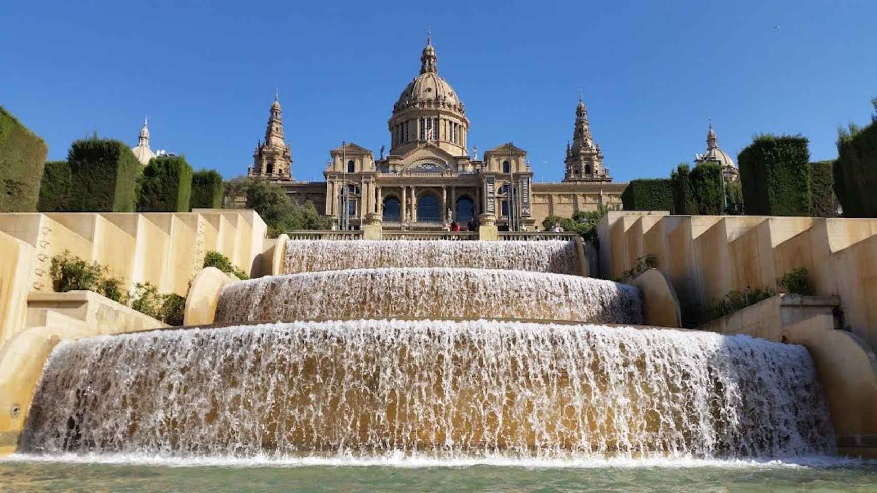 El vándalo lanzó a los pedazos rotos de la barandilla a las fuentes / AYUNTAMIENTO DE BARCELONA