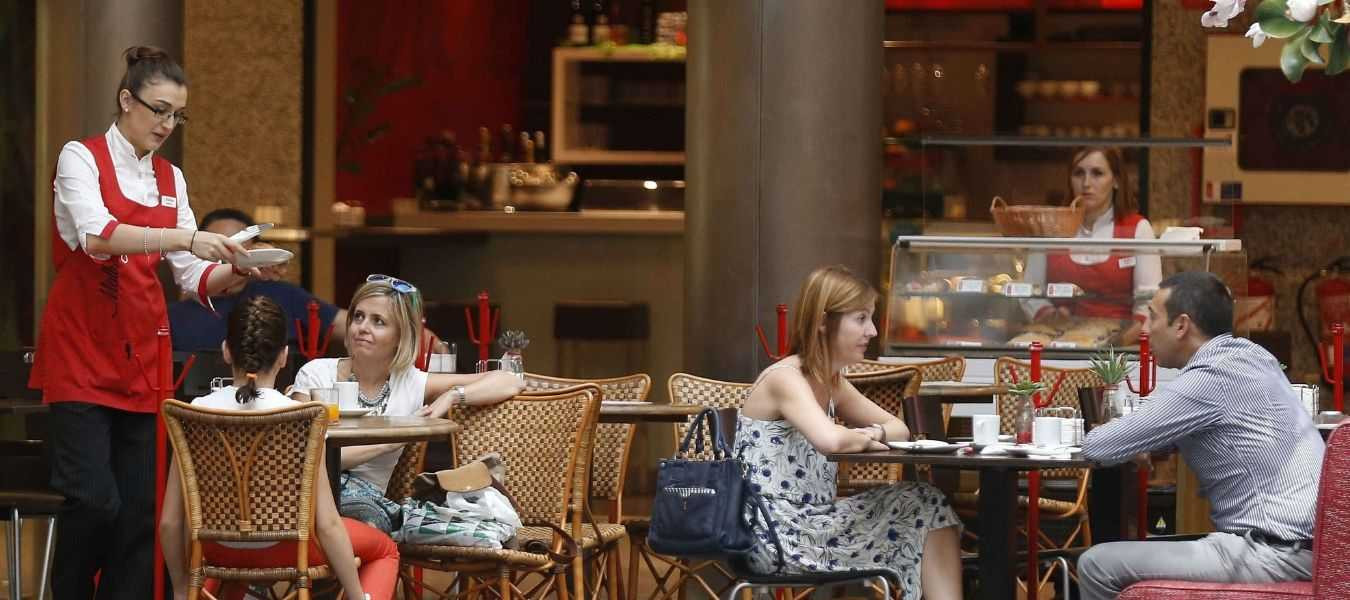 Trabajadoras y clientes en la terraza de un bar restaurante / EFE