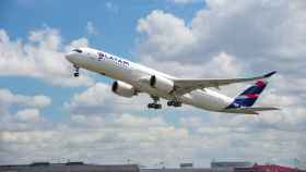 Un avión de LATAM Brasil despegando en un aeropuerto / AIRBUS S.A.