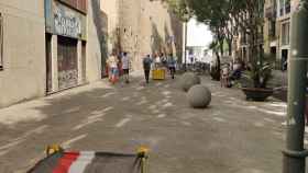 Los bolardos de la discordia en la calle dels Àngels / TWITTER