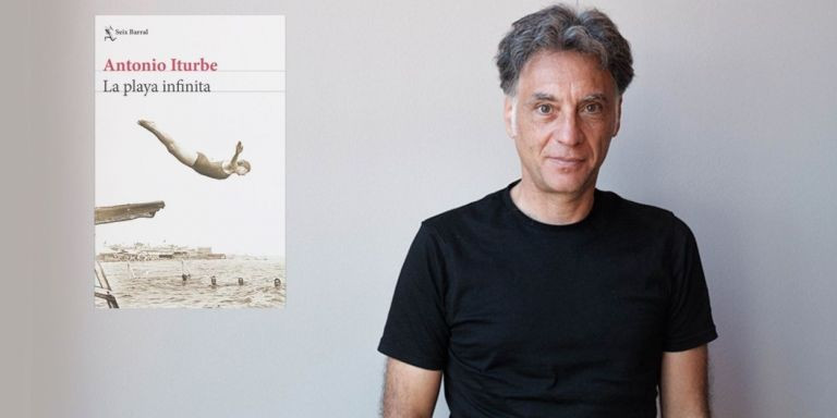 Toni Iturbe, con la portada de La playa infinita, su última obra / PABLO MIRANZO