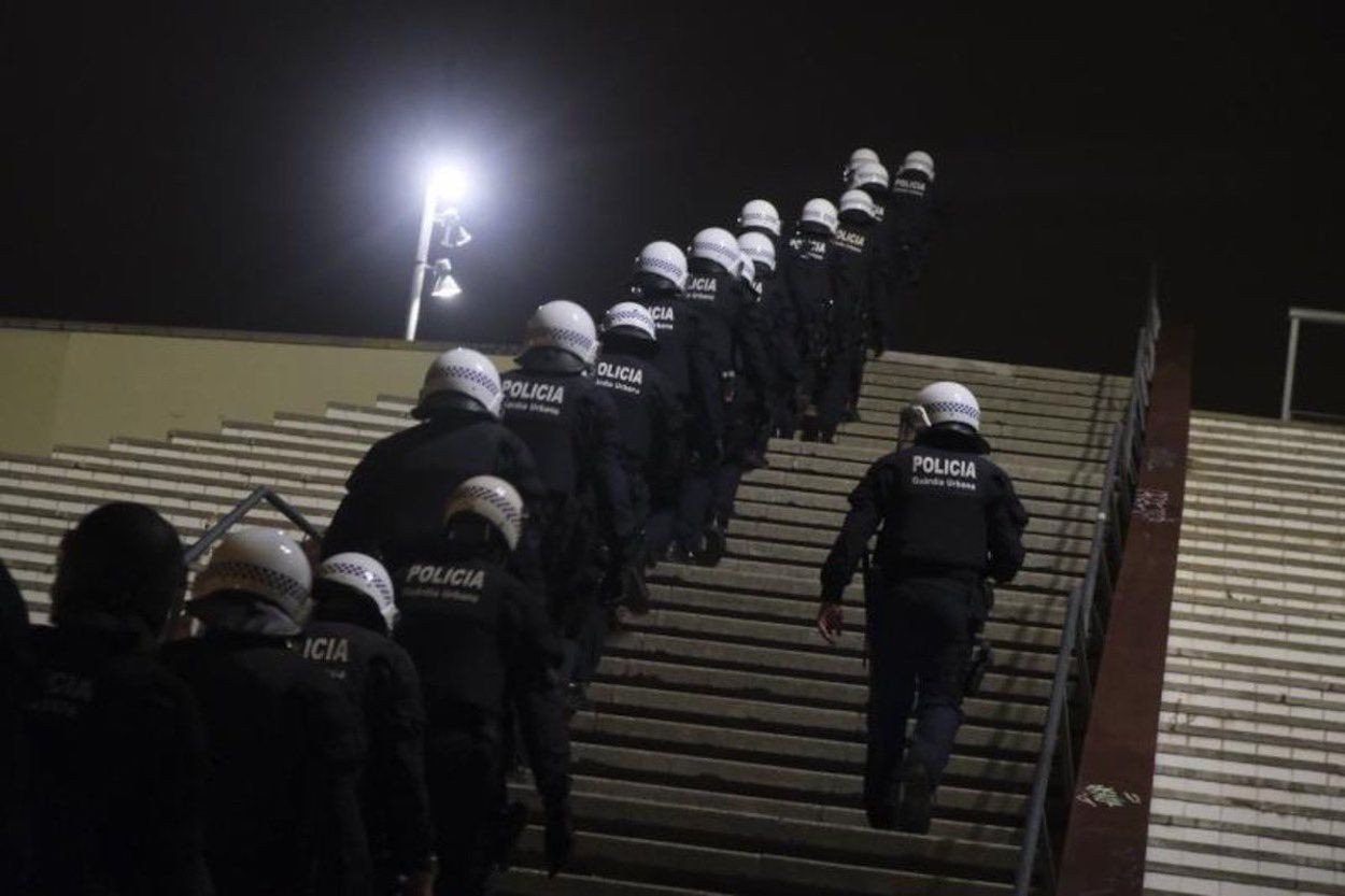 Agentes de la BRIMO de los Mossos d'Esquadra actuando en Sants / REDES SOCIALES