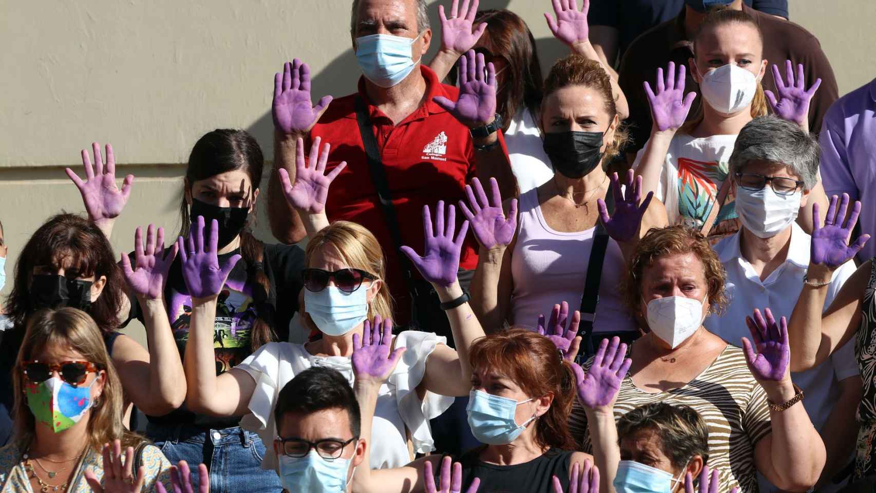 Personas con las manos moradas guardan un minuto de silencio en el Ayuntamiento de Málaga tras un asesinato machista / ÁLEX ZEA - EUROPA PRESS