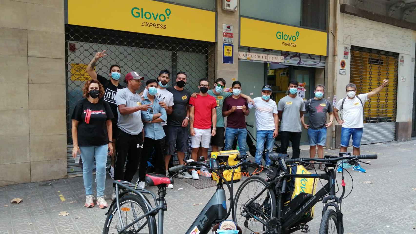 Trabajadores de Glovo durante la jornada de huelga / CARMEN JUARES