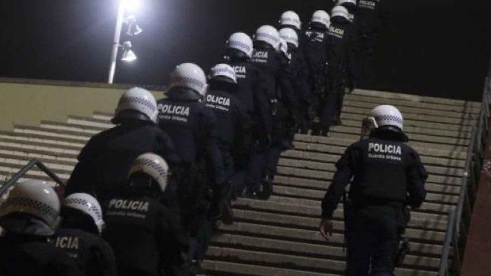 Agentes de la Guardia Urbana en los botellones de las fiestas de Sants / REDES SOCIALES