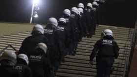 Agentes de la Guardia Urbana en los botellones de las fiestas de Sants / REDES SOCIALES