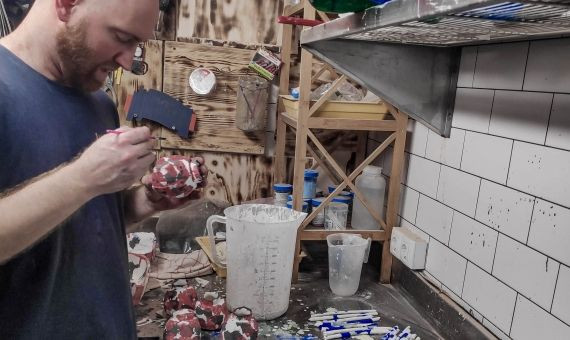 Luca Corradini creando de forma artesanal uno de los vasos con los que se sirven los cócteles / CEDIDA