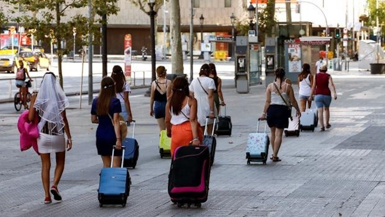 Turistas en la plaza de Catalunya de Barcelona / EFE