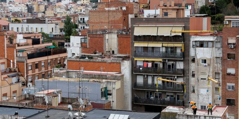 Vista panorámica de los edificios afectados y el resto de inmuebles del Carmel / EFE