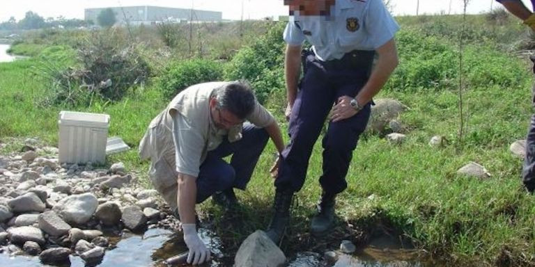 Òscar Benítez, agachado, en el río Congost, durante un delito medioambiental / CEDIDA