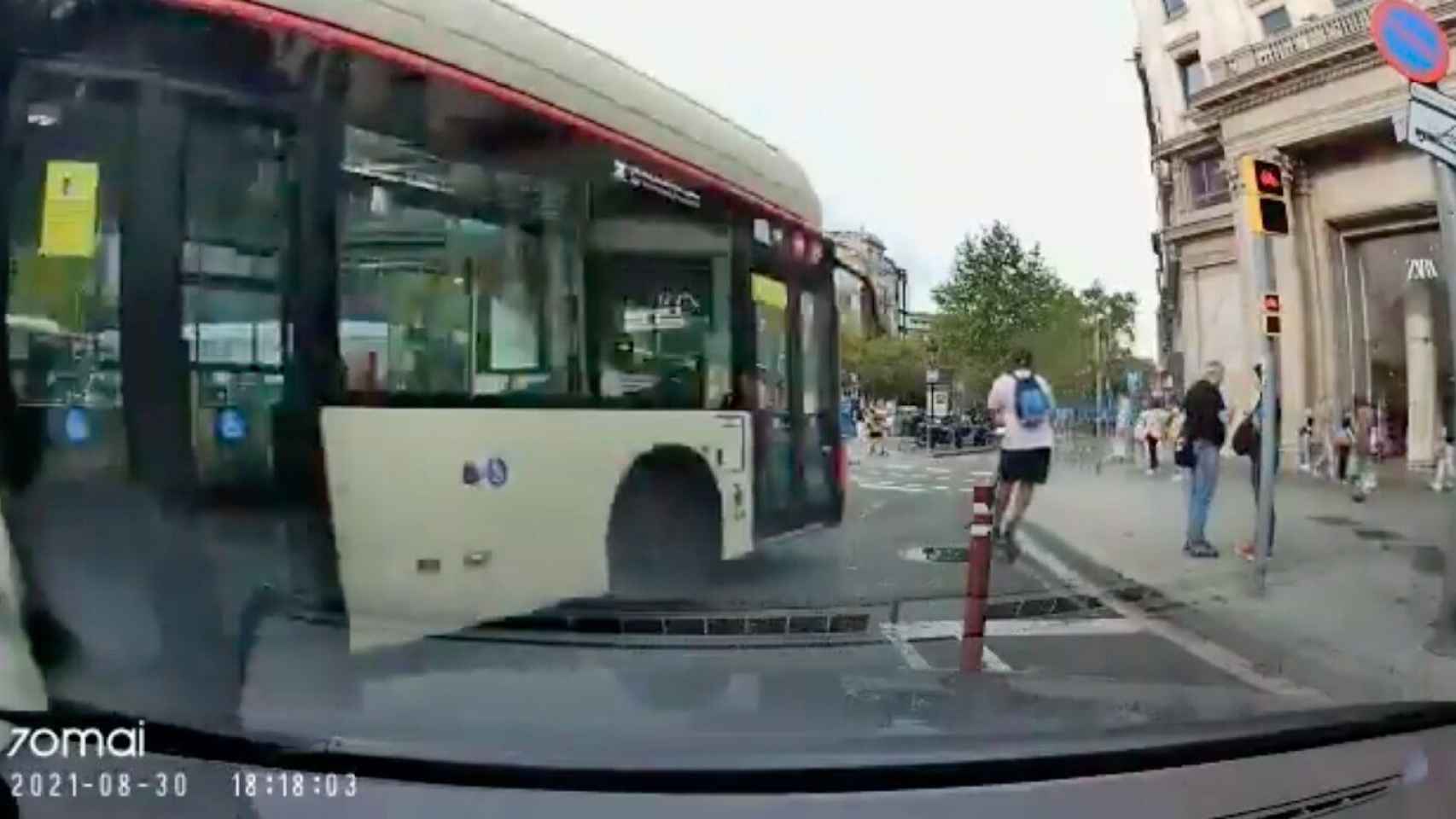 Un chico en patinete, a punto de ser atropellado por un bus en Gran Via / 'ANTI-RADAR CATALUNYA' - TWITTER