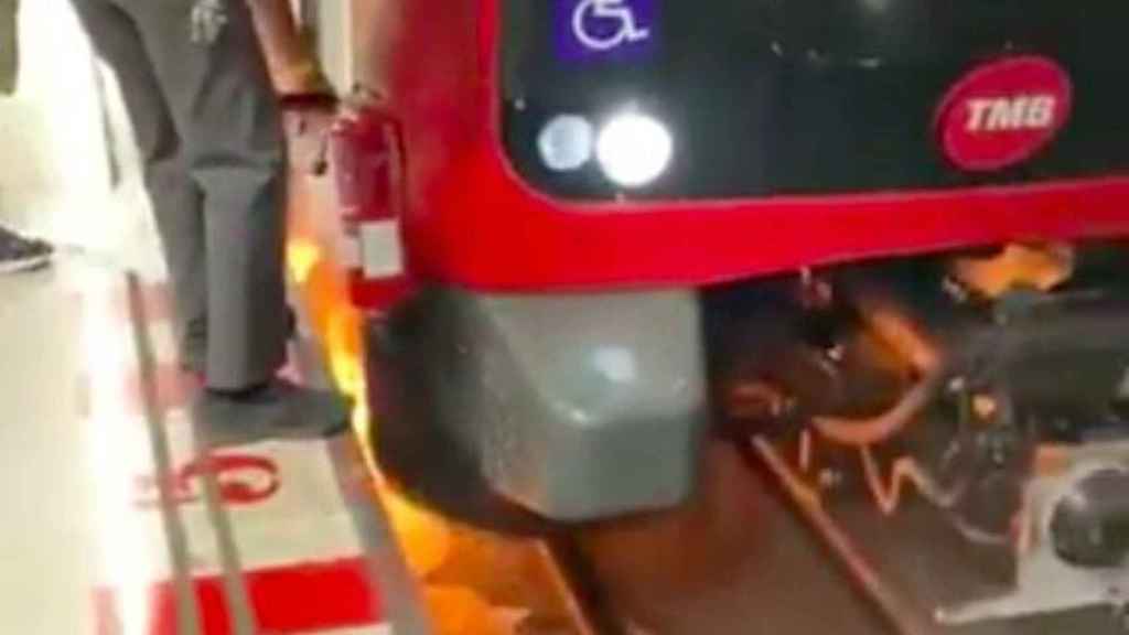 Incendio en un vagón del Metro en la estación de Diagonal / REDES SOCIALES