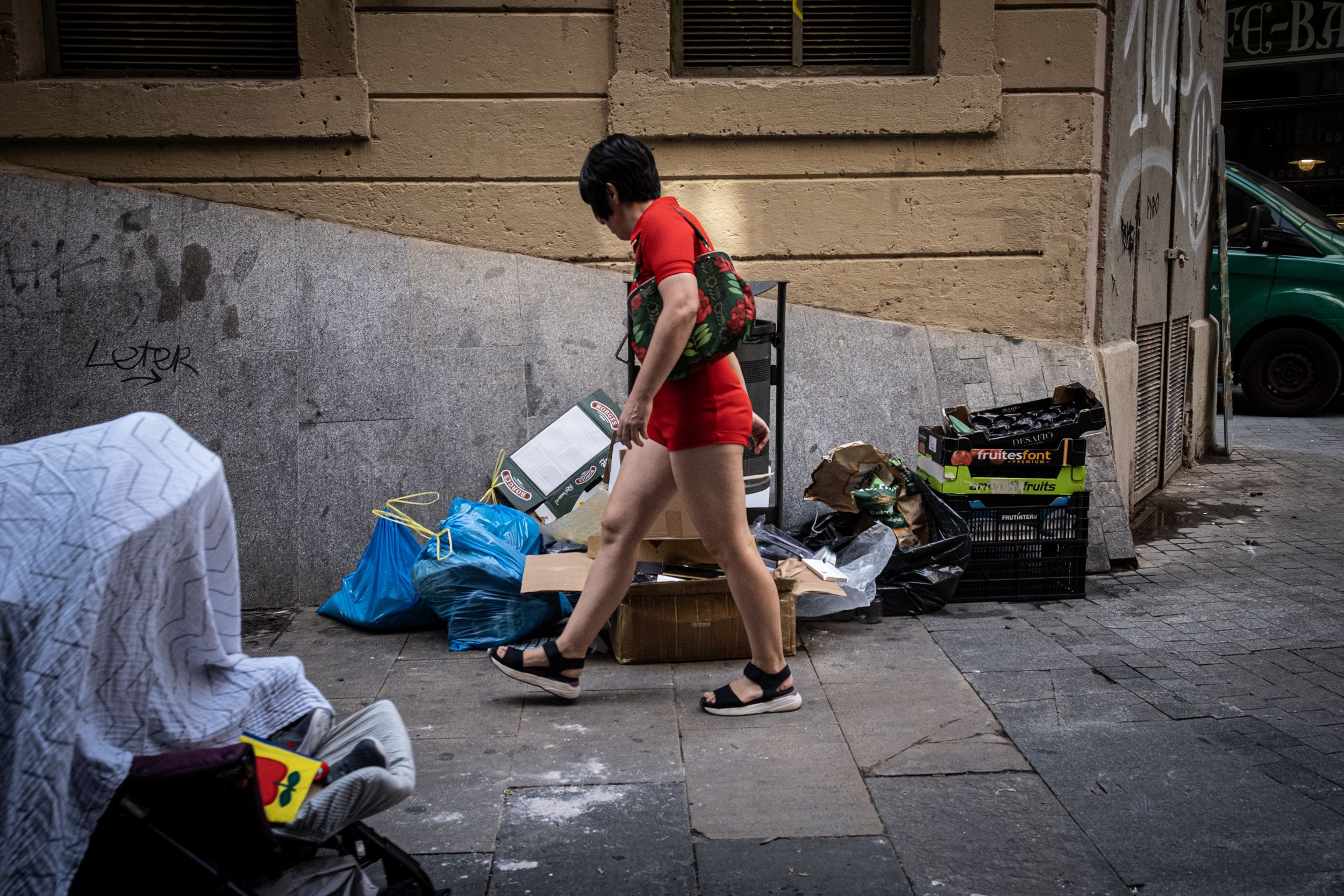 Basuras sin recoger en el barrio del Raval de Barcelona / METRÓPOLI - PABLO MIRANZO