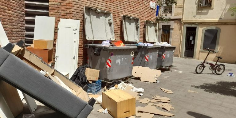 Basura y contenedores llenos en una calle de la Barceloneta / CEDIDA