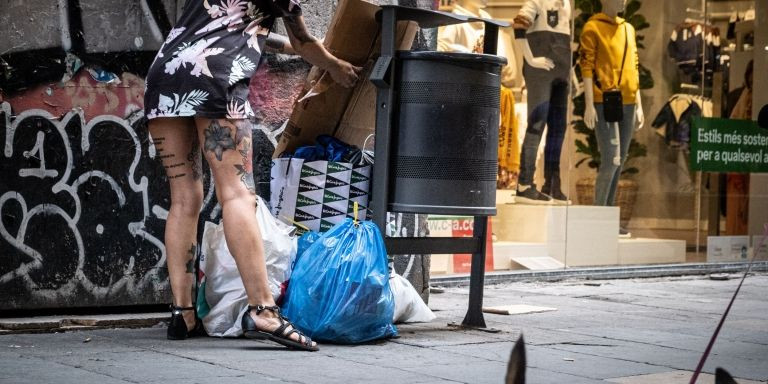 Bolsas de basura, en medio de una calle de Barcelona / PABLO MIRANZO