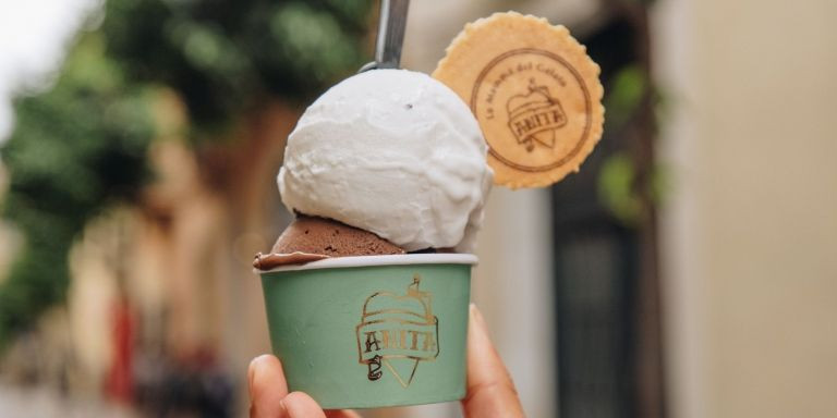 Tarrina de helado en las afueras de la tienda de Anita Gelato en Gràcia / CEDIDA