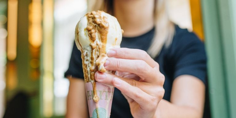 Una clienta, a punto de comer su helado de Anita Gelato / CEDIDA