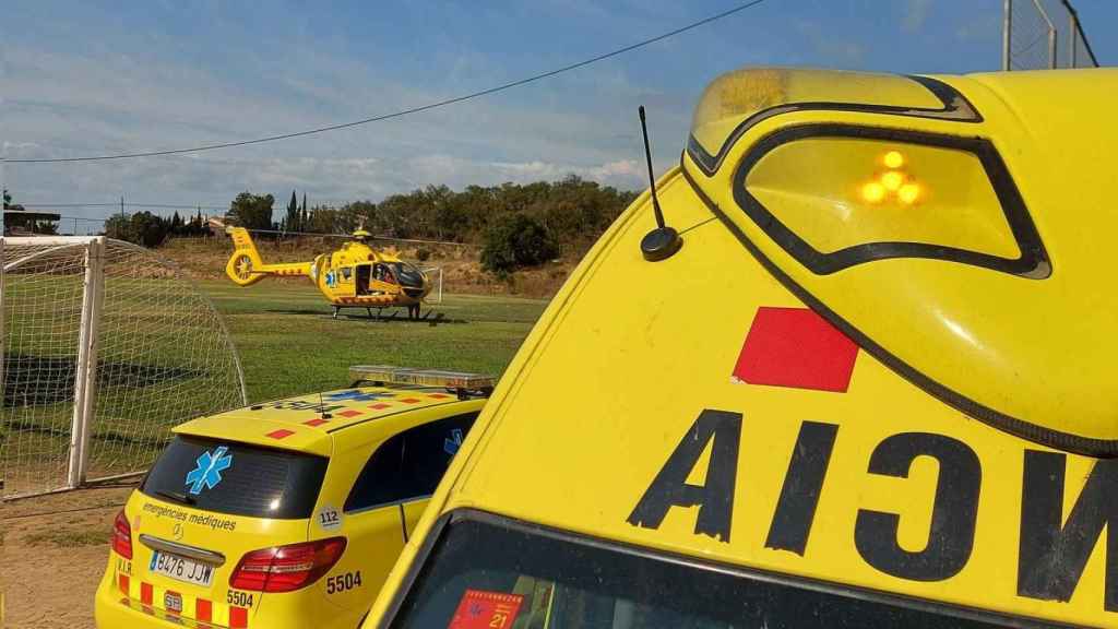 Vehículos del Sistema de Emergencias Médicas, el servicio que ha atendido al trabajador que ha caído de una obra / TWITTER SEM