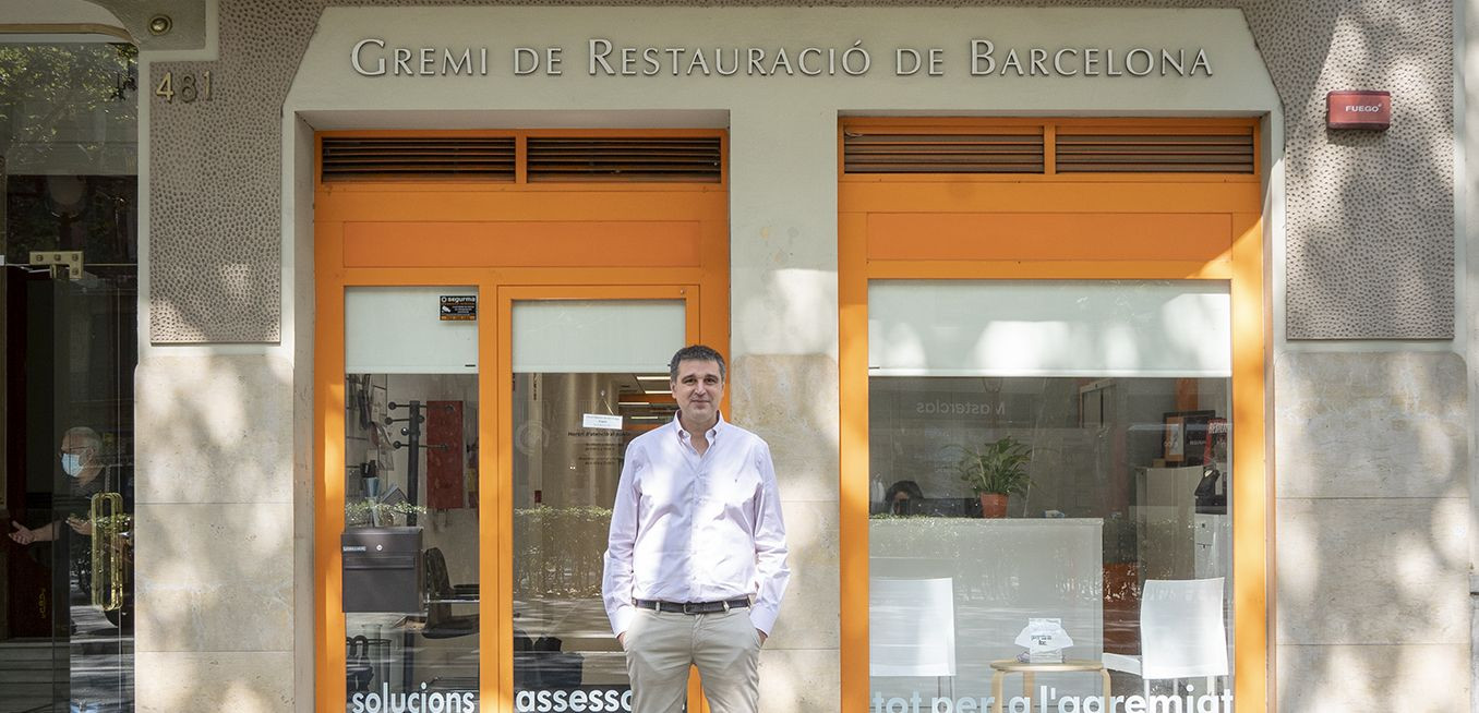 Roger Pallarols, director del 'Gremi de Restauració', delante de las oficinas en la Gran Via / LENA PRIETO