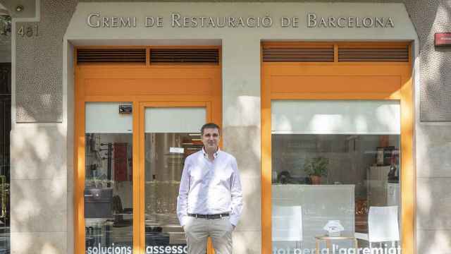 Roger Pallarols, director del 'Gremi de Restauració', delante de las oficinas en la Gran Via / LENA PRIETO