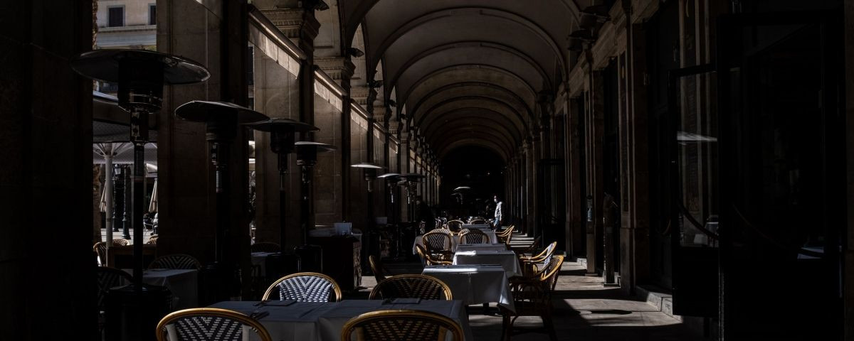 Una terraza vacía en Ciutat Vella / PABLO MIRANZO