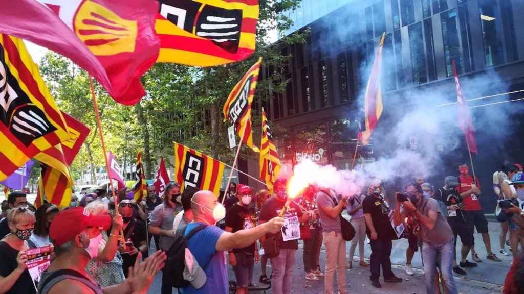 Protesta frente a las oficinas de Glovo en la calle Pallars / EUROPA PRESS