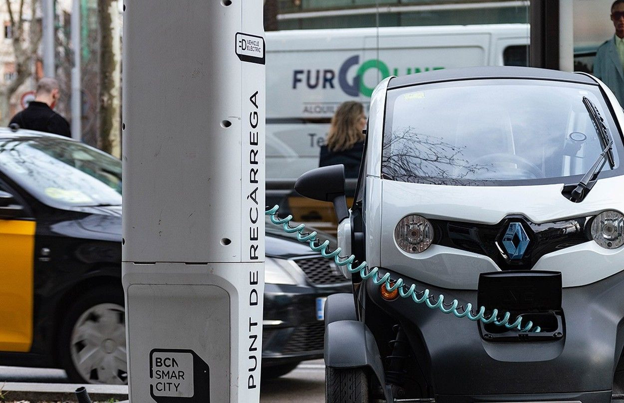 Un vehículo se recarga en uno de los puntos de la red de Barcelona / NEXUS GEOGRAPHICS