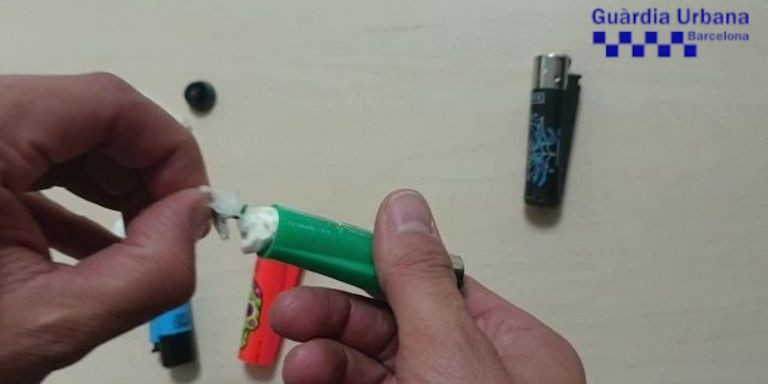 La cocaína localizada en el interior de los encendedores / GUARDIA URBANA