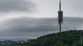 Cielo nublado junto a la Torre de Collserola, en Barcelona