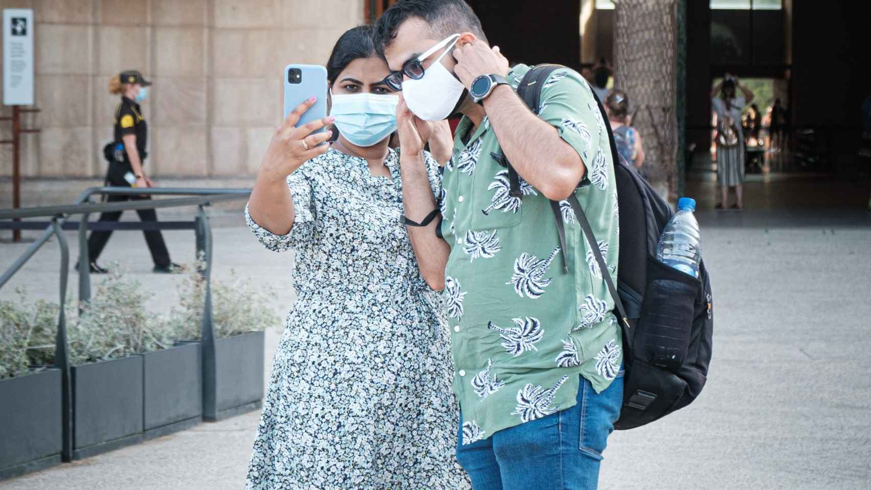 Dos personas se hacen un 'selfie' con la mascarilla puesta / PABLO MIRANZO