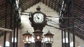 Farola modernista coronada por un reloj en el Mercat Galvany / INMA SANTOS