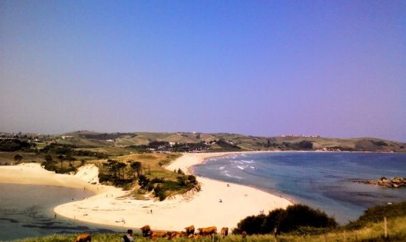 Playa de Oyambre, donde Shakira y Piqué han practicado surf junto a sus hijos / TURISMO DE CANTABRIA