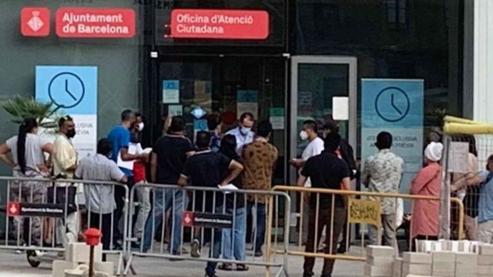 Colas en una oficina de atención ciudadana en Ciutat Vella / TWITTER MARILUZ GUILARTE