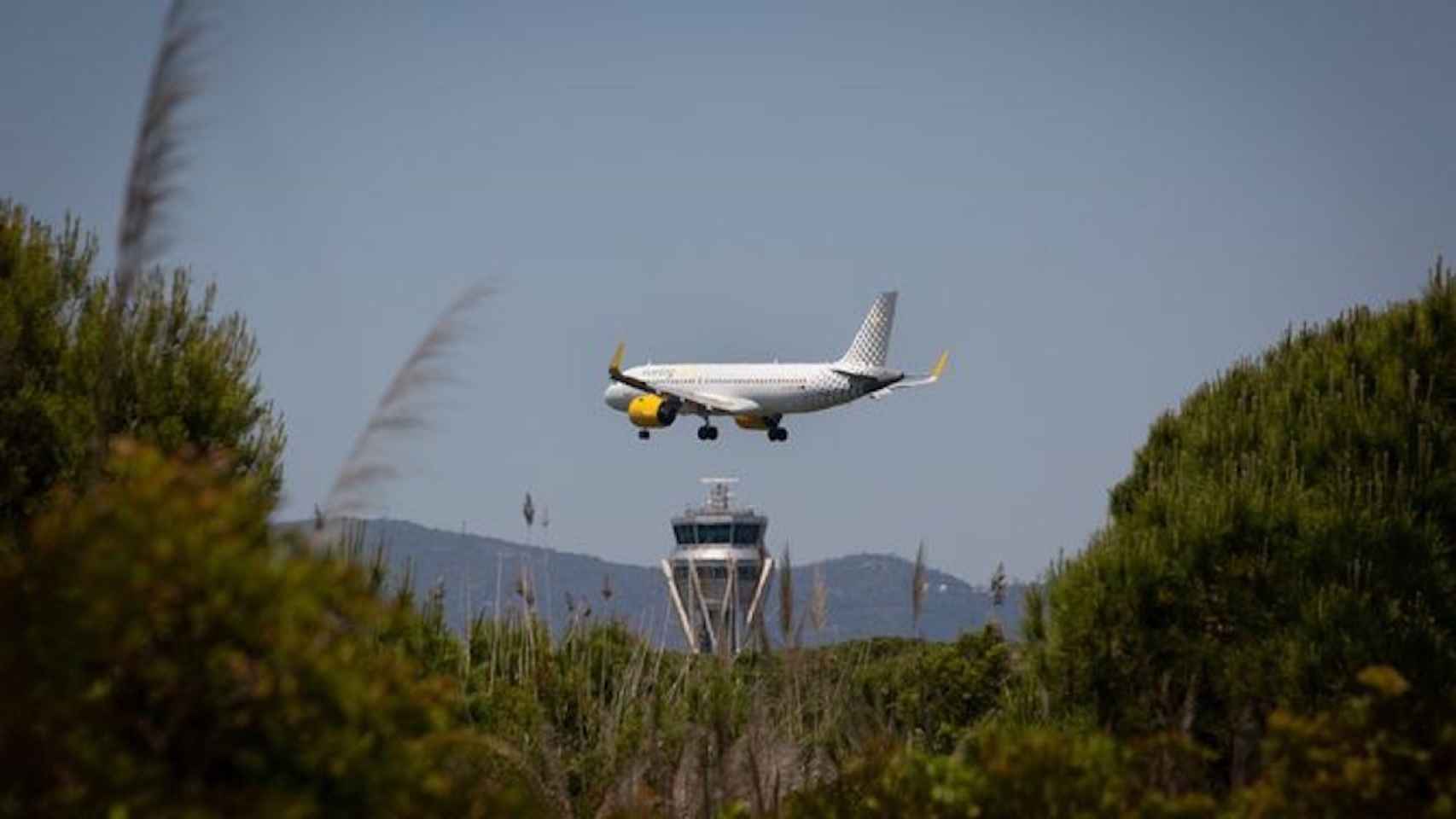 Un avión sobrevuela el paraje de La Ricarda, junto al aeropuerto de El Prat